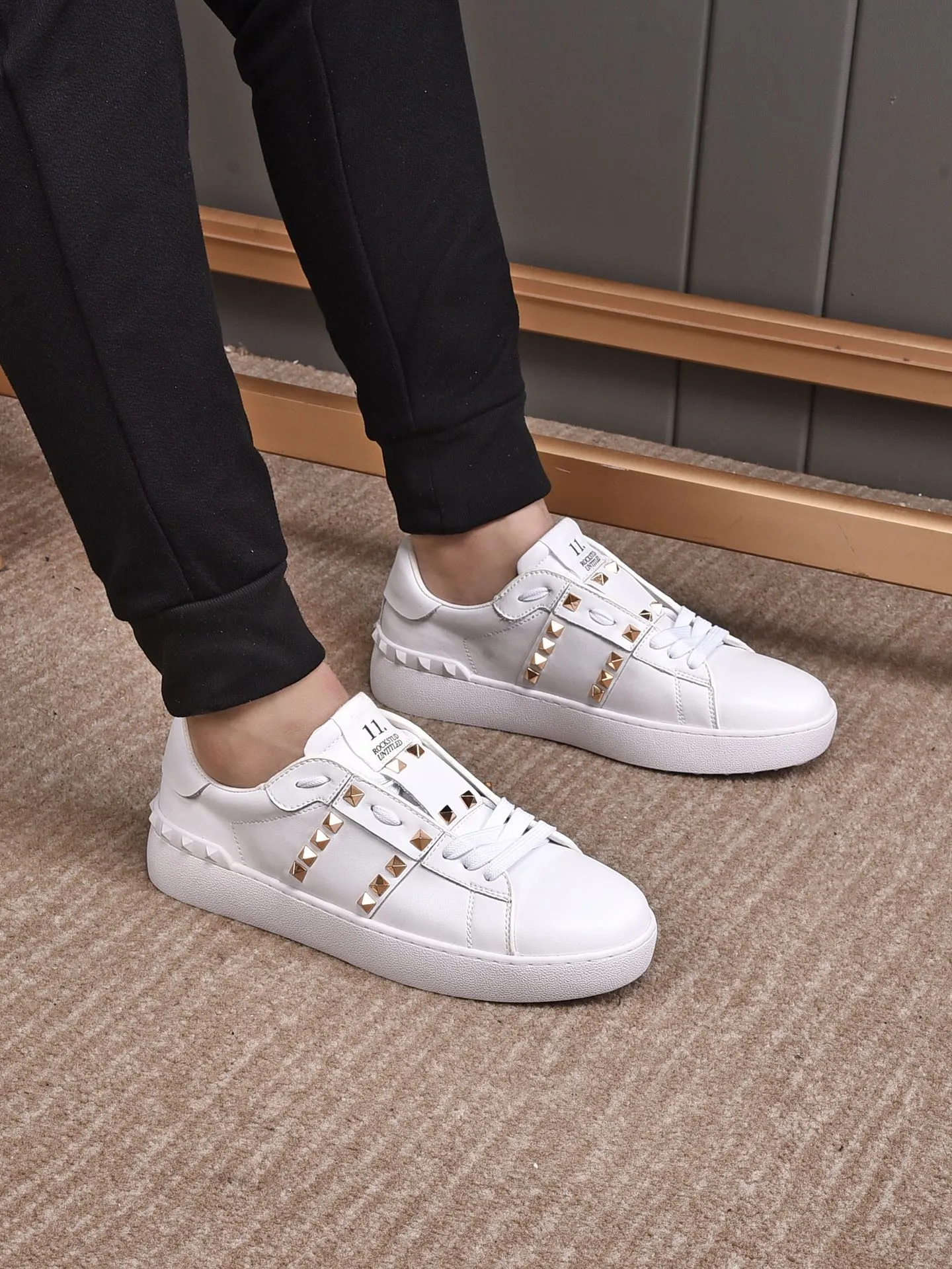 Men's shoes 440💰 (men and women couples) Valentino classic color matching series casual shoes. Made with heavy craftsmanship, good products pay attention to every detail. A must-have trendy item that can be worn all year round, it has been worn by many celebrities and Internet celebrities~~Imported cowhide surface, unique design concept, sheepskin lining, counter quality. Women’s clothing 35-40. Men’s clothing 39-44, 45-46 (returns and exchanges are not supported for custom-made items)